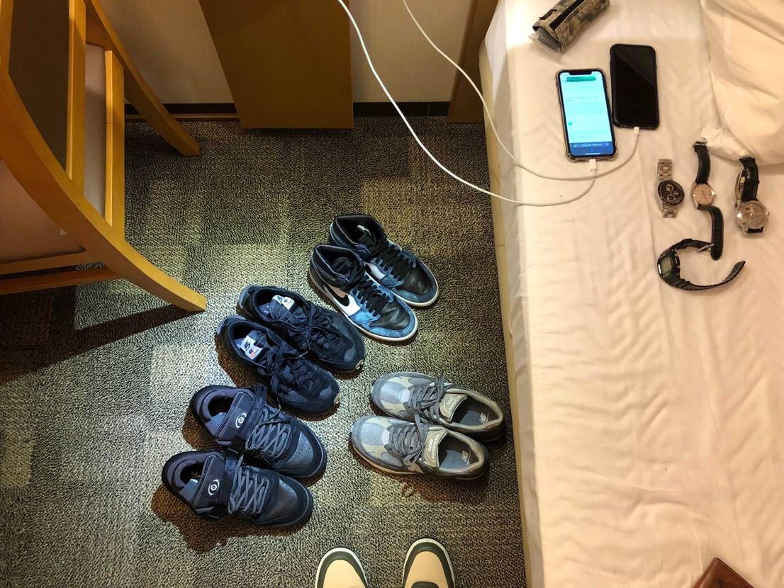 3泊4日の出張に日程以上のスニーカーを持ってきてしまった。仕事中は基本的にタイダ