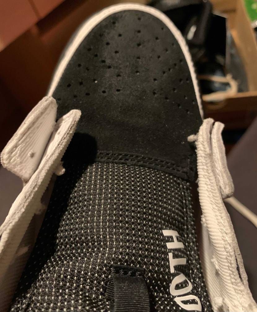 ウッキウキでシューレース取り替えてたら穴が変な所に空いてる。