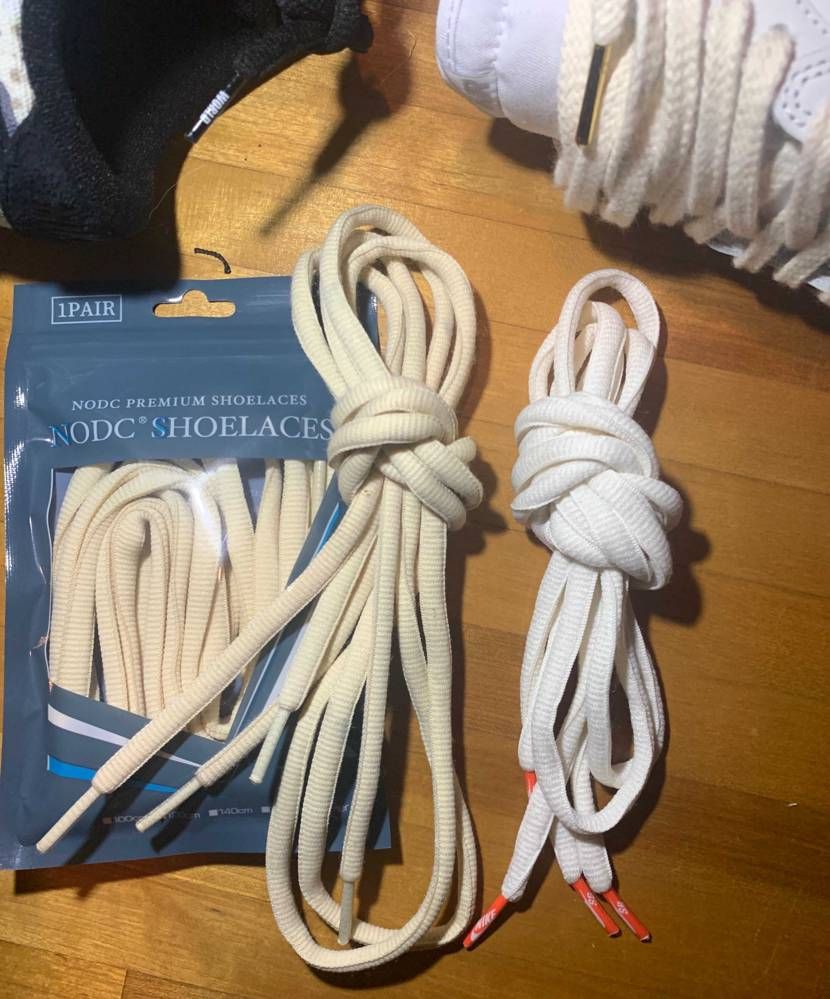 名は捨てましたさんへベージュのオーバルシューレースの色味の参考です。

裸で