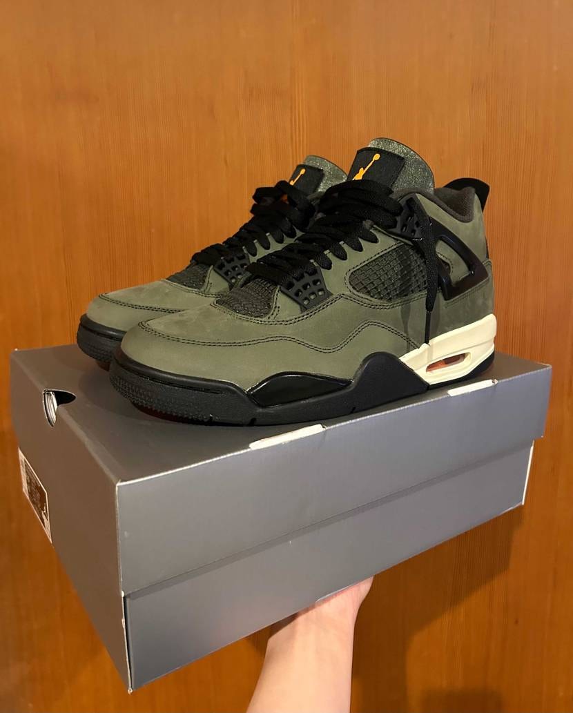 職場の先輩からUNDEFEATED AJ4貰った〜💚🧡
ま
