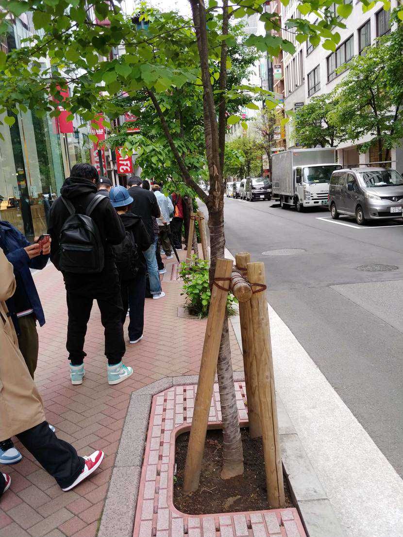今日は曇りと小雨が交互に来るようなコンディションでしたが、アトモス銀座に並びに行