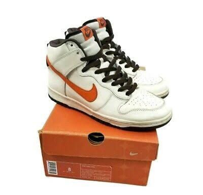 どなたかご存知でしたらこちらの写真の
スニーカーの名前を教えて頂きたいです。