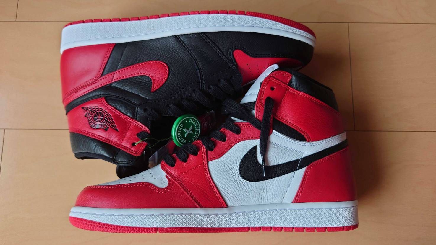 AJ1 homage to home中古欄に出品しました。
シューレース通した