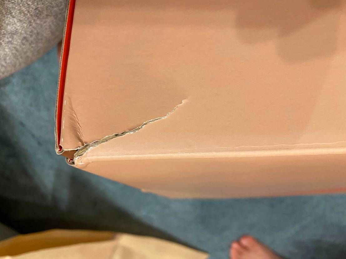 スニーカーダンクから箱の角が５センチ程裂けてるボックスが届きました。
他2箇所