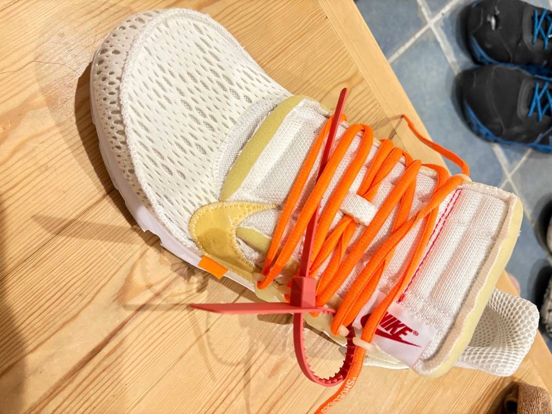 オフホワイトプレスト持ってる方で
スウッシュの部分破れた方いますか？
また破