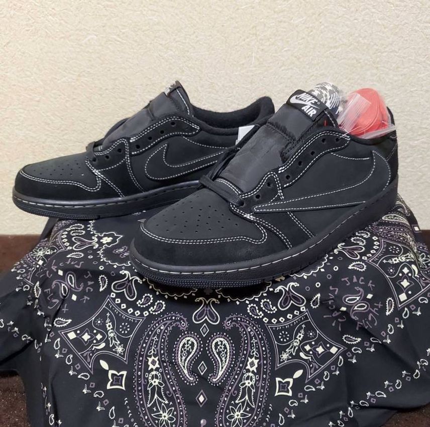 初めてのトラヴィス届いたー🤣
バンダナに包まれたスニーカーを買ったのも初めてで