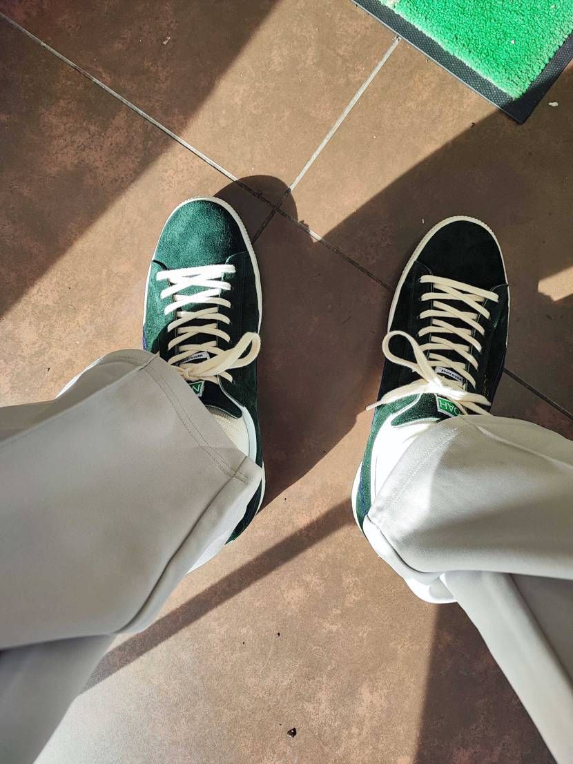 悩んで購入したNOAH×PUMAのclyde、色が深いので日が当たる場所と当たら