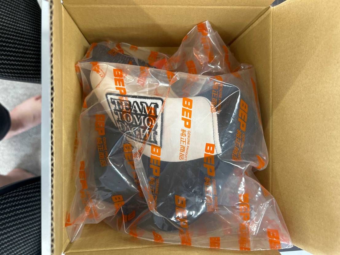 今回こちらのキャップを
スニダンにて購入
届いた瞬間になんだ箱小さいなと思い