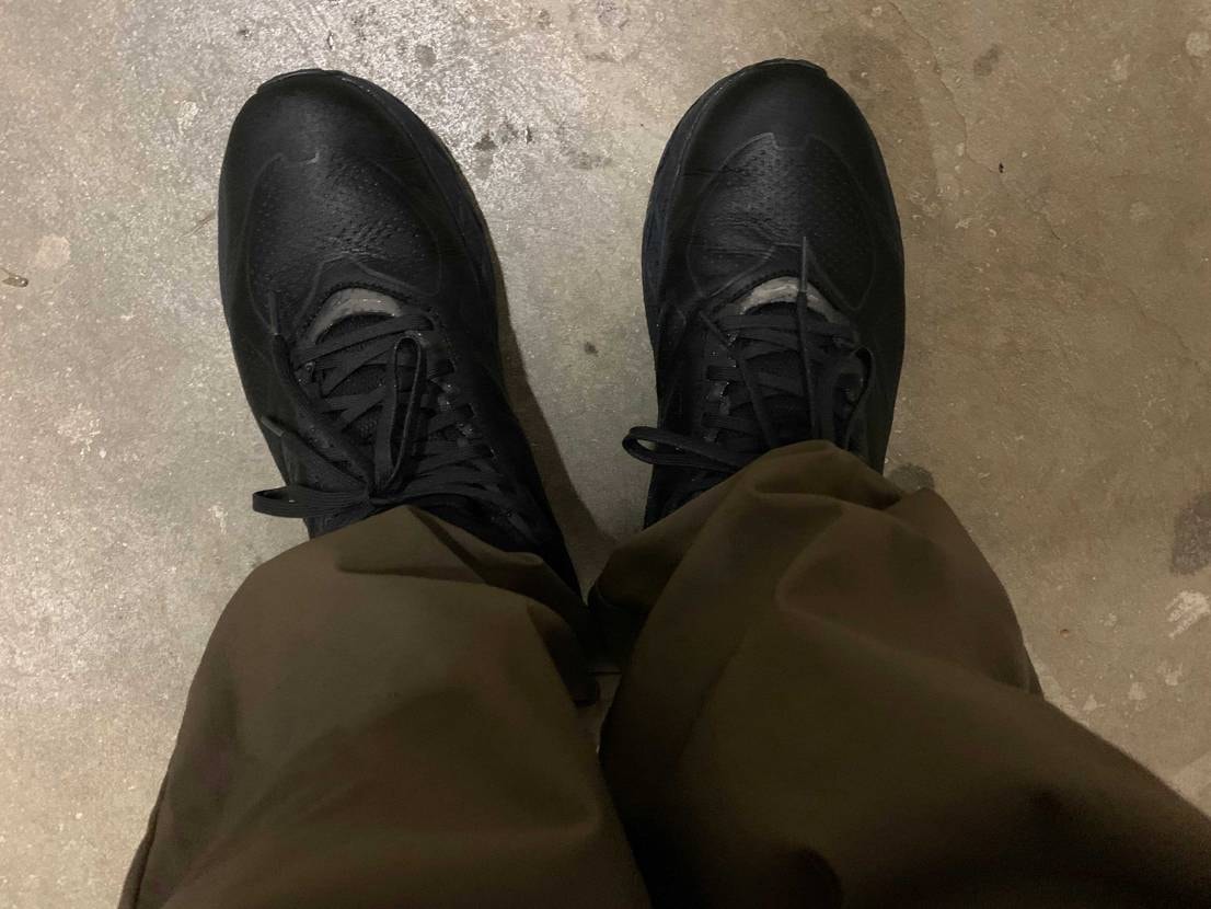 急な雷雨に見舞われ、パンツの裾はビショビショですが、靴下は湿