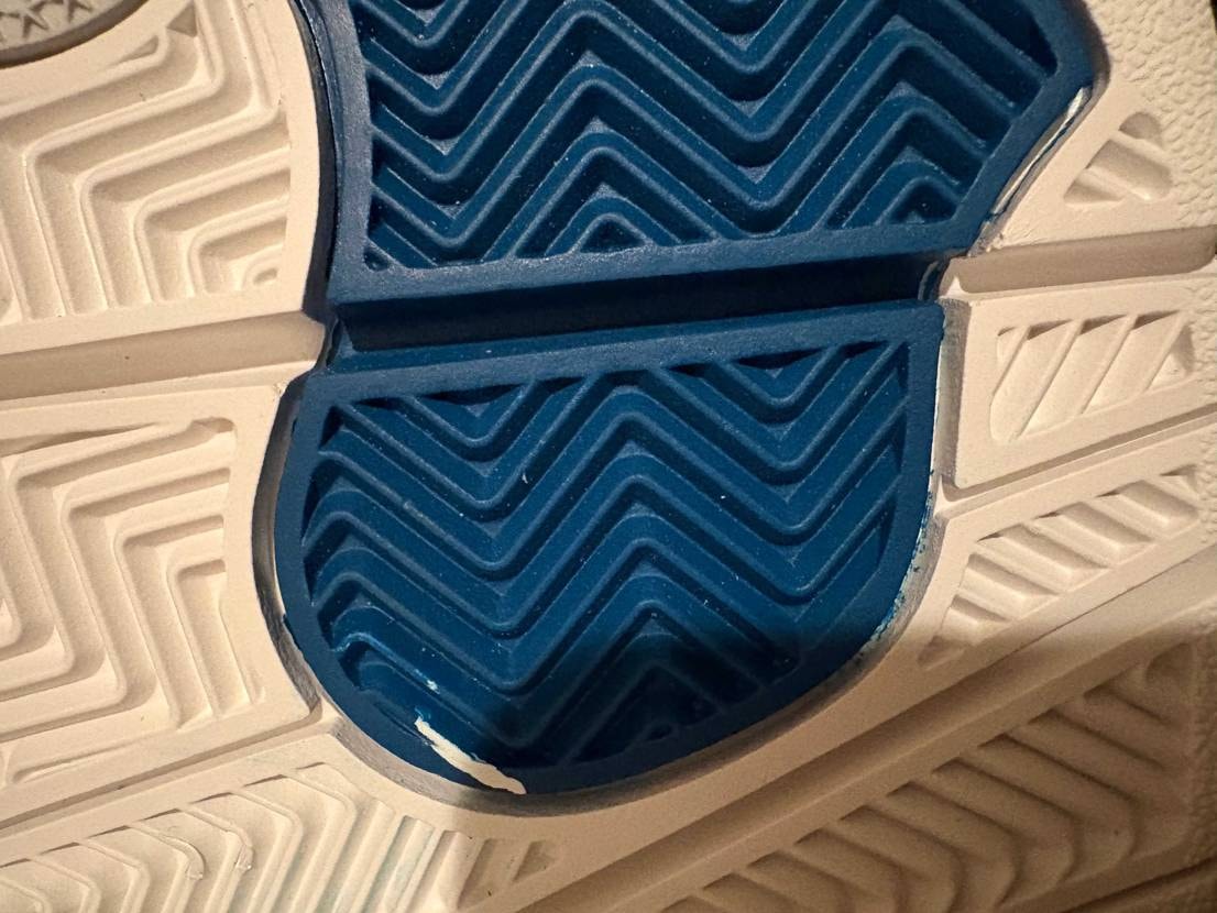 お手入れしてたらアウトソールの色が一部分だけ剥げたんだけど...ここの部分だけ着