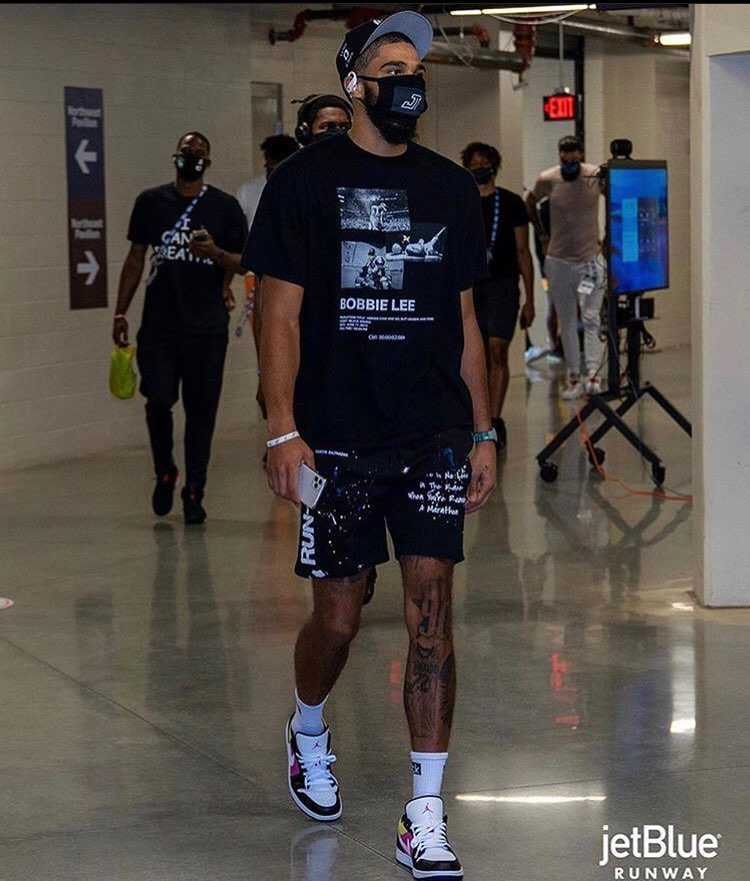 テイタムめちゃくちゃローカット履くやん。ジャンプマン全然いい