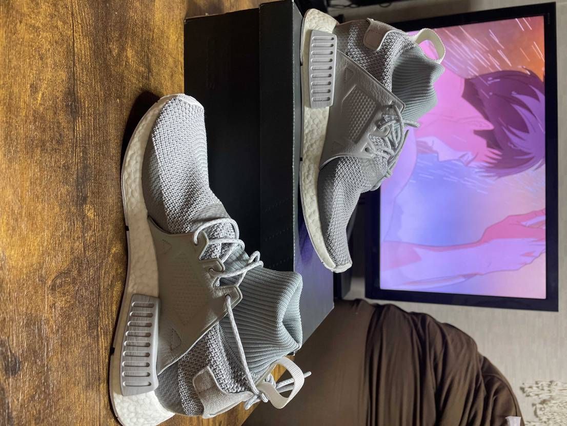 こちらのアディダスわかる方いますか？スニダンの売り買いでも出てこず困っています。