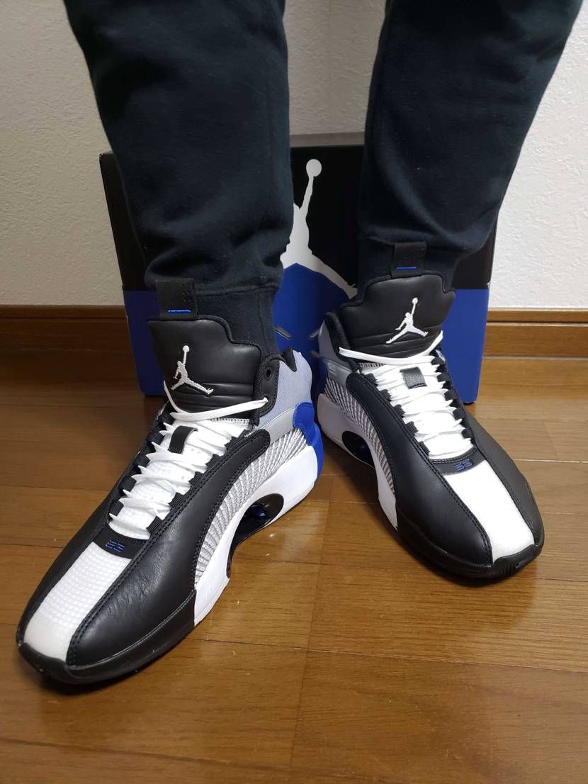 aj35を購入！
ハイテクっぽいスニーカーは久々。
履き口が