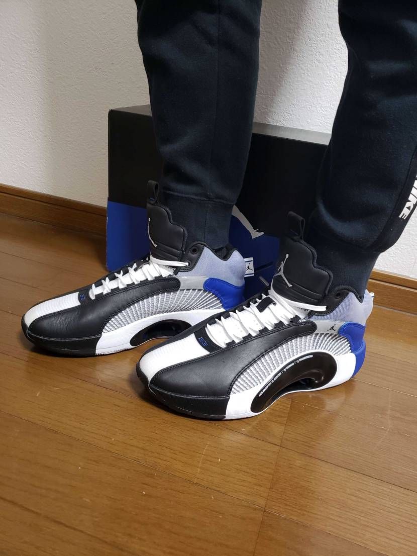 aj35を購入！
ハイテクっぽいスニーカーは久々。
履き口が