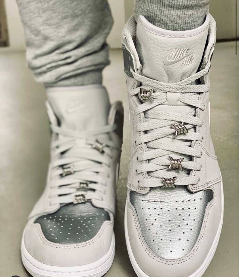 インスタなどでよく見るのですがこのシューレースに
付けてるやつってなんてゆうや