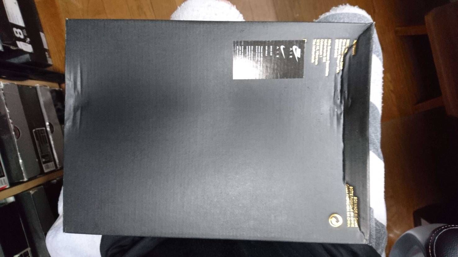 初投稿
運営様、この箱の凹みだとスニダンでの出品は不可ですか？