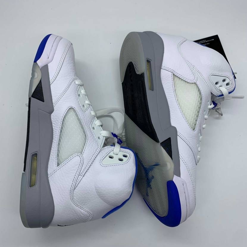 新品で出品しましたが変色ありで鑑定ngになってしまいました。私は気付かない程度で