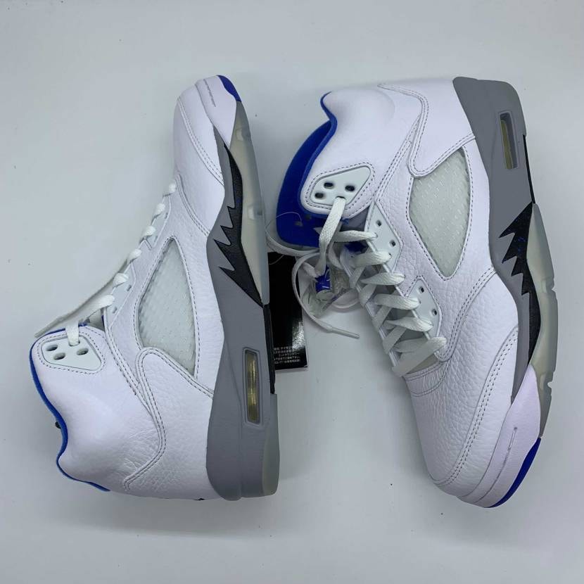 新品で出品しましたが変色ありで鑑定ngになってしまいました。