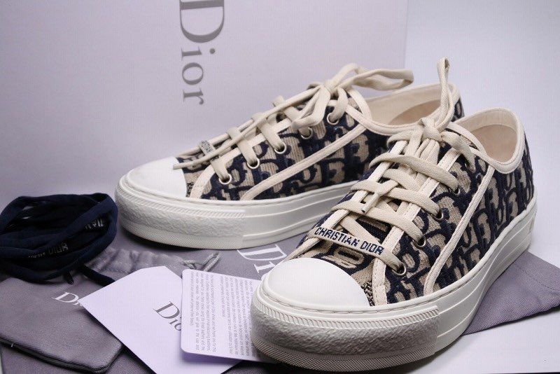 Diorスニーカー持ってる方は居ますか？サイズ感などはコンバースと一緒なんでしょ