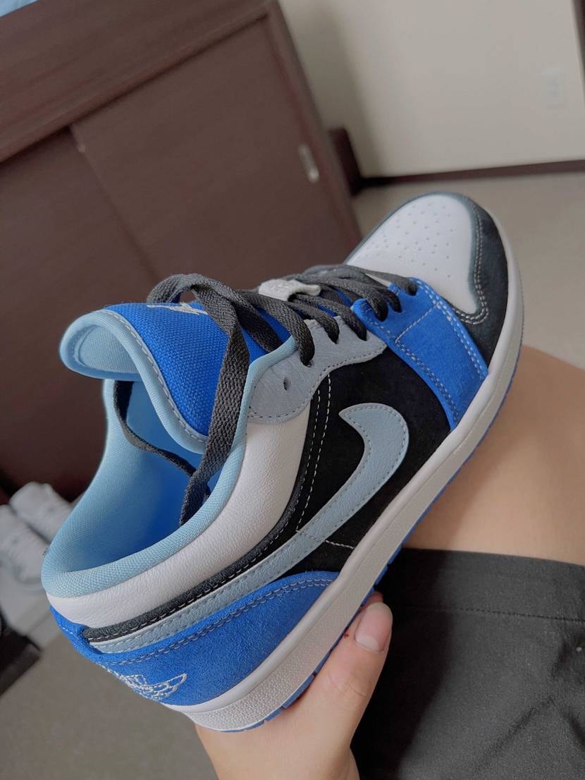 Jordan 1 <blue/black/white> 
❤️❤️🤣🤣