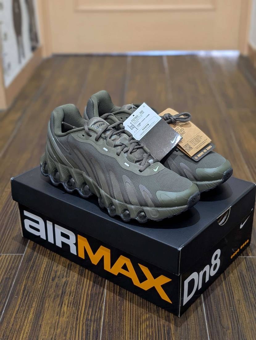 人と被りたくない性分なので、カーキカラーのDn8を購入👟💰
シブい 笑 🫶😁
