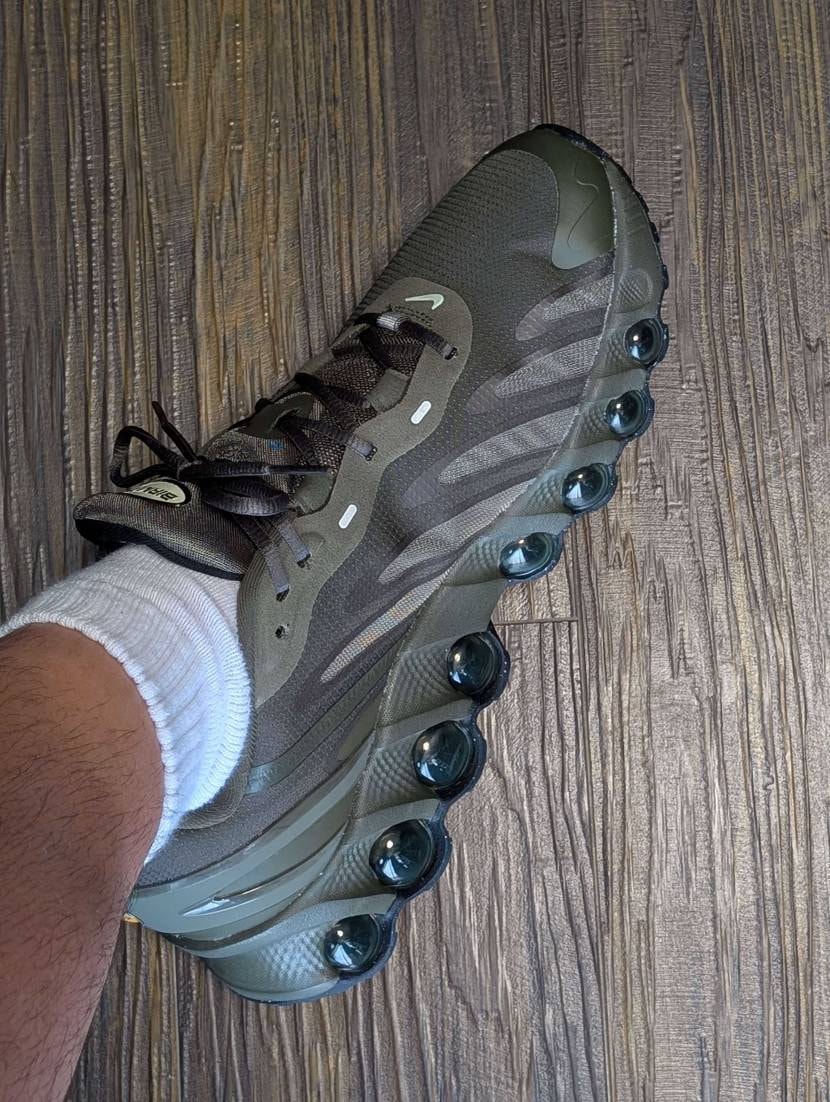 人と被りたくない性分なので、カーキカラーのDn8を購入👟💰