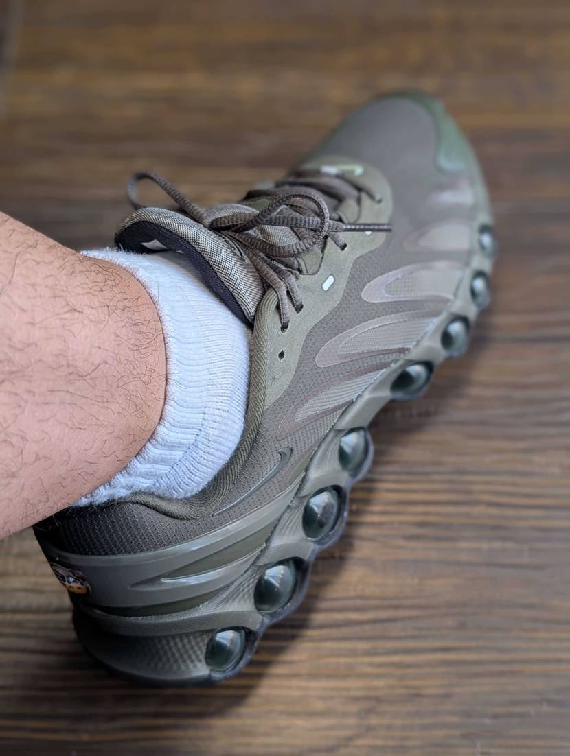 人と被りたくない性分なので、カーキカラーのDn8を購入👟💰