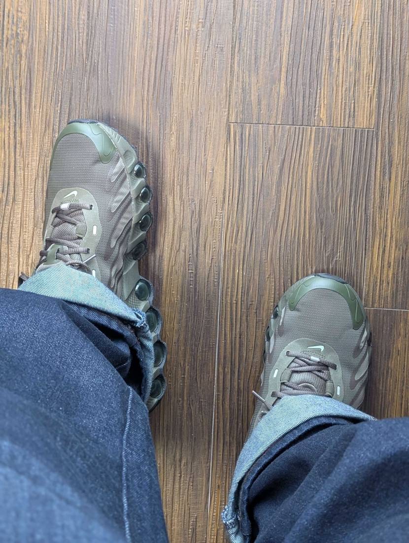 人と被りたくない性分なので、カーキカラーのDn8を購入👟💰
