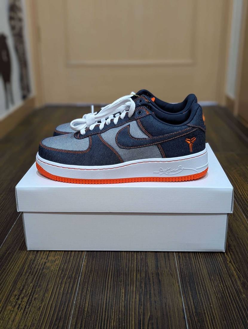 2種類のデニムの切り替えとオレンジの差し色がとってもお洒落👟