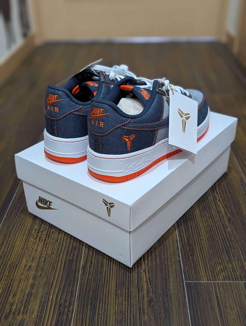 2種類のデニムの切り替えとオレンジの差し色がとってもお洒落👟