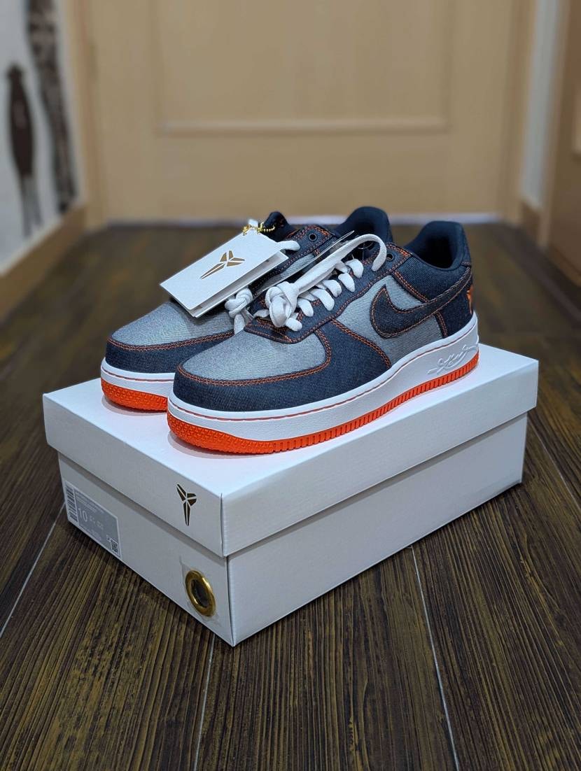 2種類のデニムの切り替えとオレンジの差し色がとってもお洒落👟
