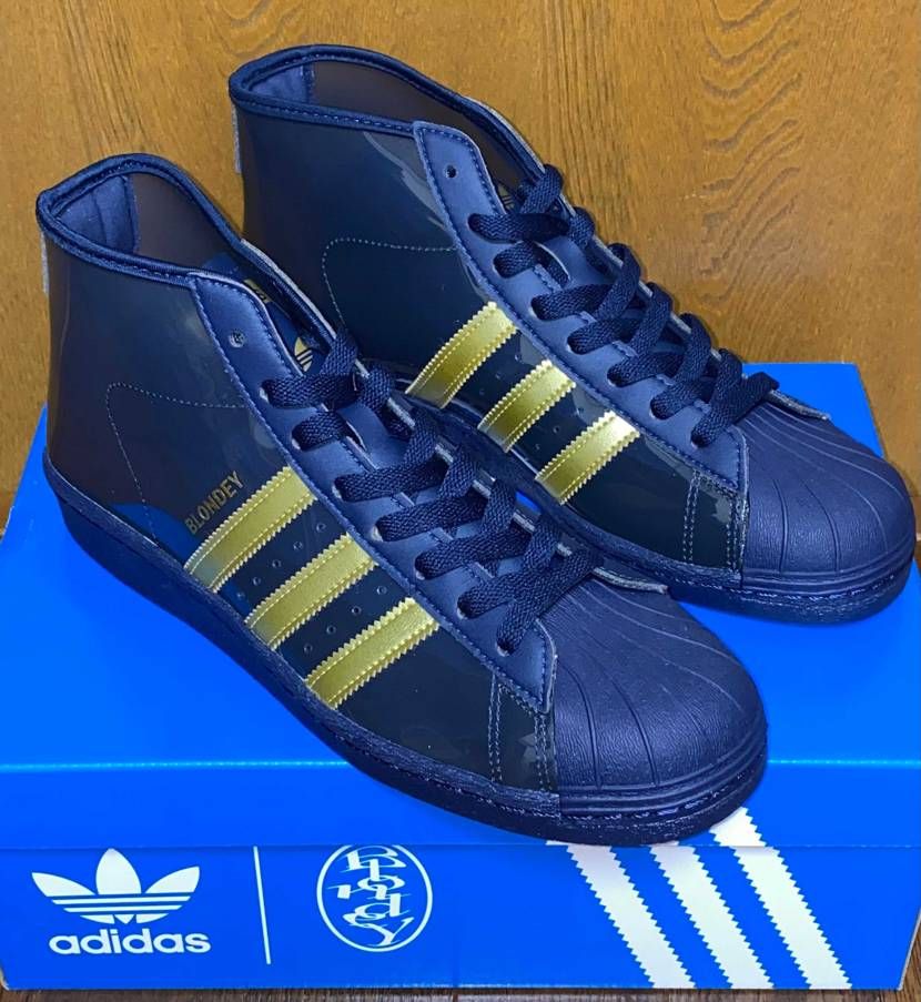 爆速で高級雨靴届いた
変え紐がリフレクティブ仕様でイカす
関係ないけど写真撮