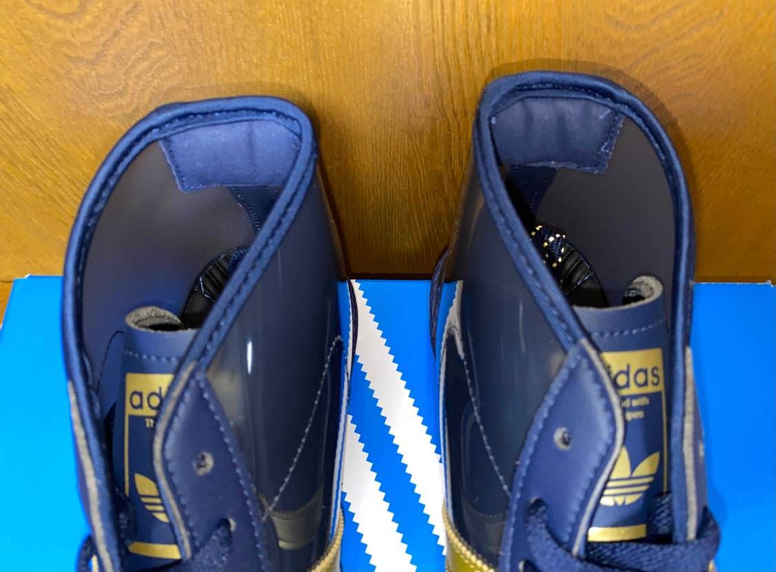 爆速で高級雨靴届いた
変え紐がリフレクティブ仕様でイカす