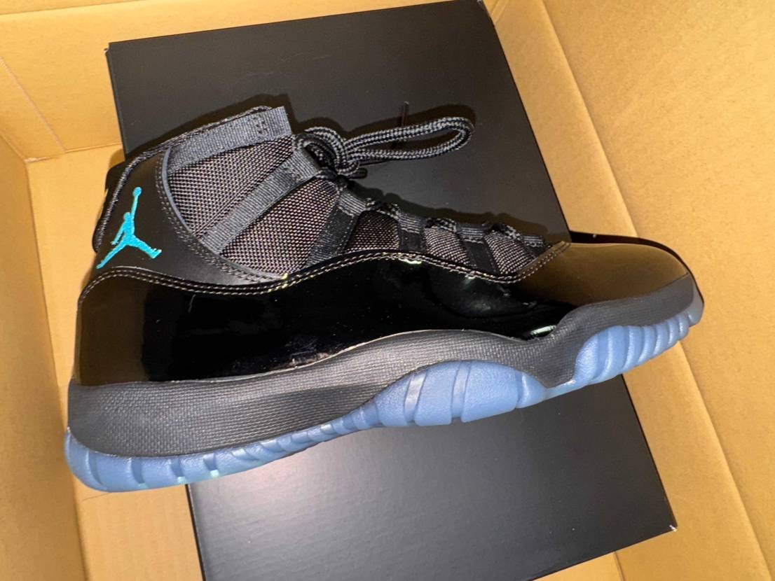 jublieeぶりに購入した11ですが文句なしのカッコよさでした

ただパテ