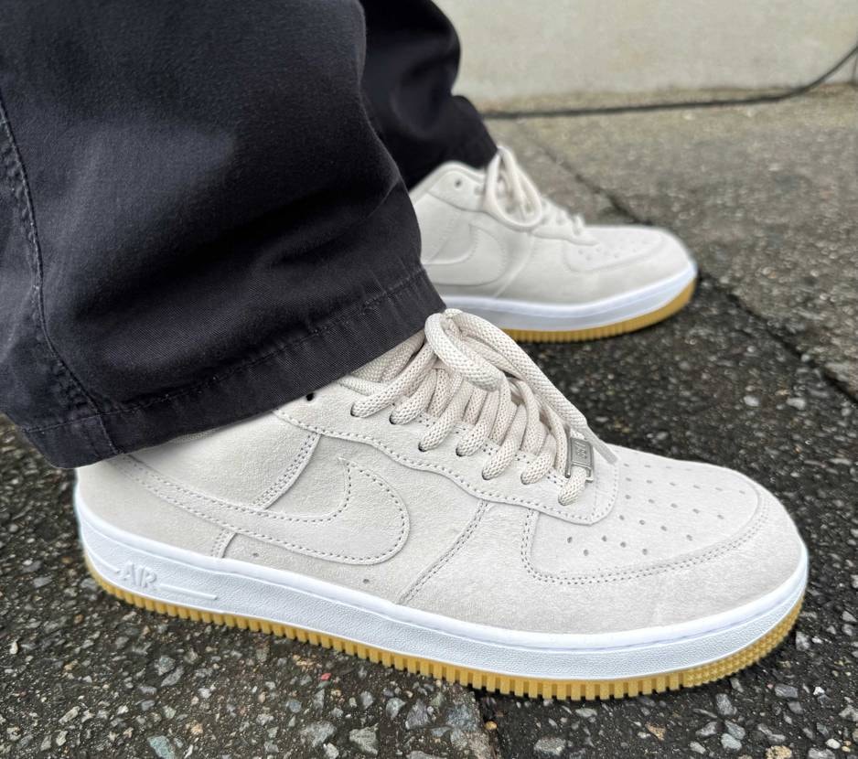 無事購入

軽いけど厚タンにゴムバンド付きだからnike