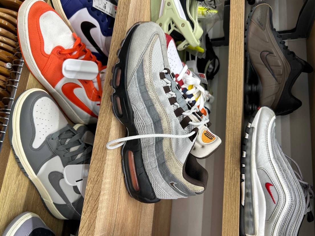 28.5 見つけた
けどソールが分解し始めてたので断念
