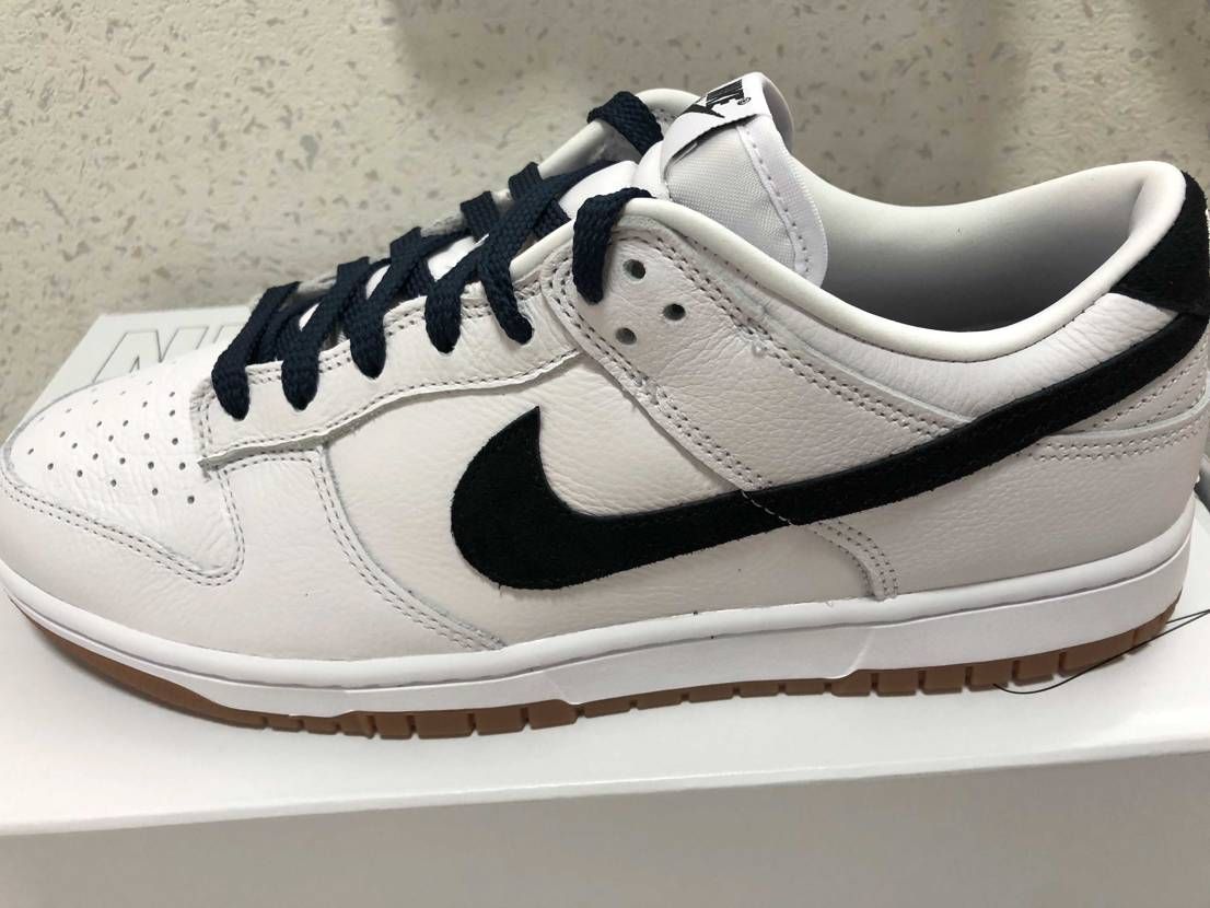 念願のby you届いたけどスウォッシュがネイビー頼んだのにブラックになってる。