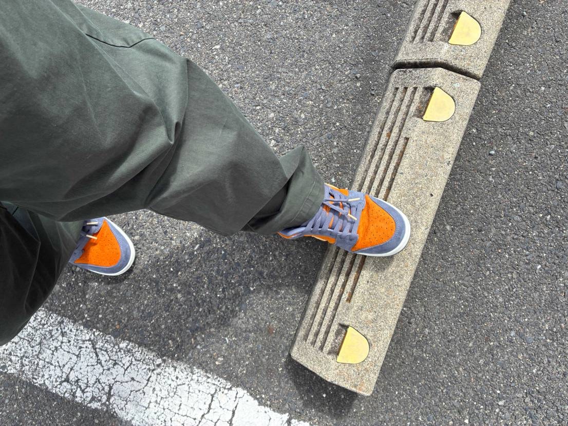 重い腰を上げて朝からバイオレットブライトでソールの黄ばみ取り