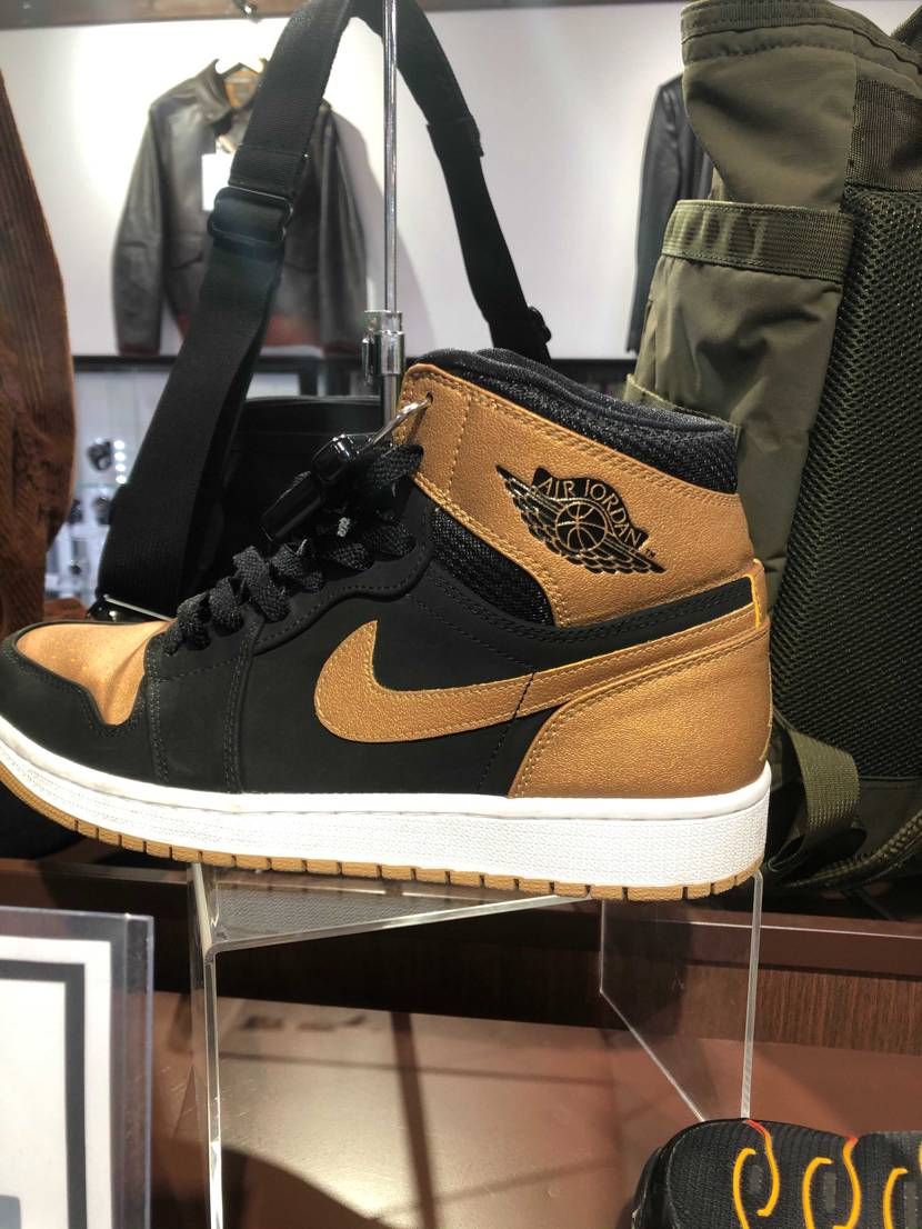 こちらの金黒のaj1をまたまたリサイクルショップで見かけたのですがなんという名前