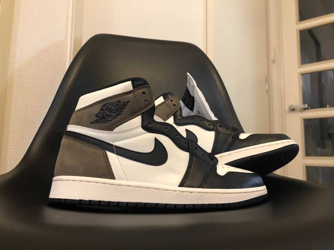 やっぱりAIR JORDAN1だ。
どの角度からでもかっこいい....惚