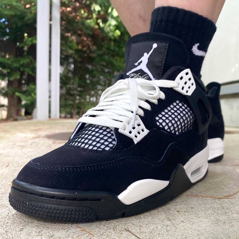 本日はAirJordan 4/White Thunderでお