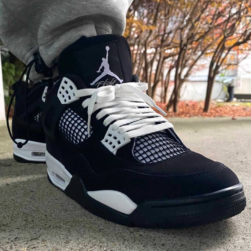 本日はAirJordan 4/White Thunderでお