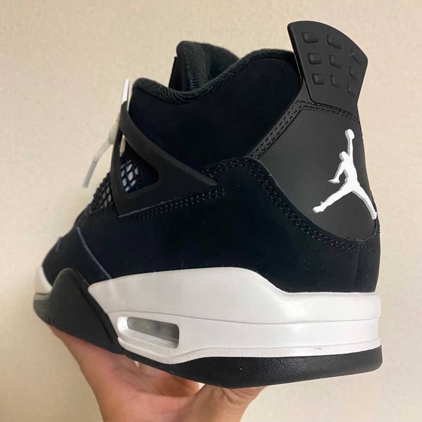 本日はAirJordan 4/White Thunderでお