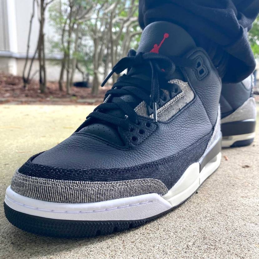 本日はLevi's × AirJordan 3/Black and Whiteで