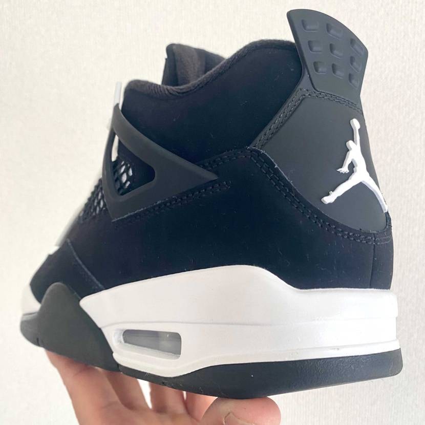 本日はAirJordan 4/White Thunderでお