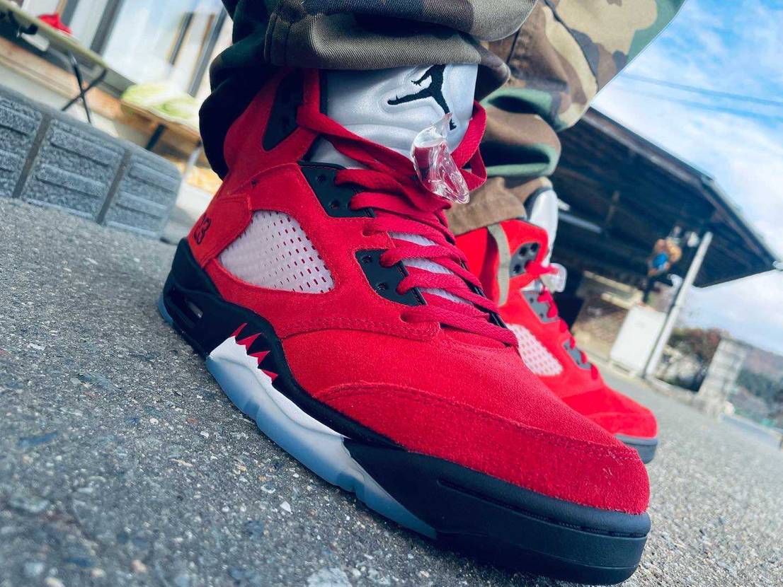 3回目の取引にてついに黄ばんでないaj5をゲット!
片足だけ黄ばんでるaj5に