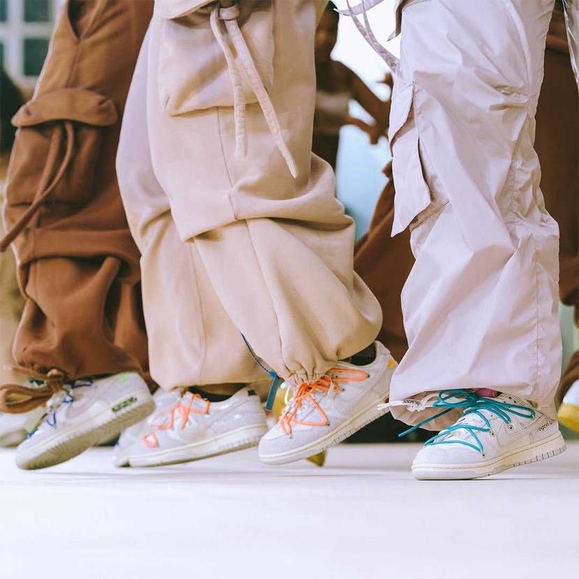 このオフホワのインスタの投稿のパンツどこのブランドが教えろください