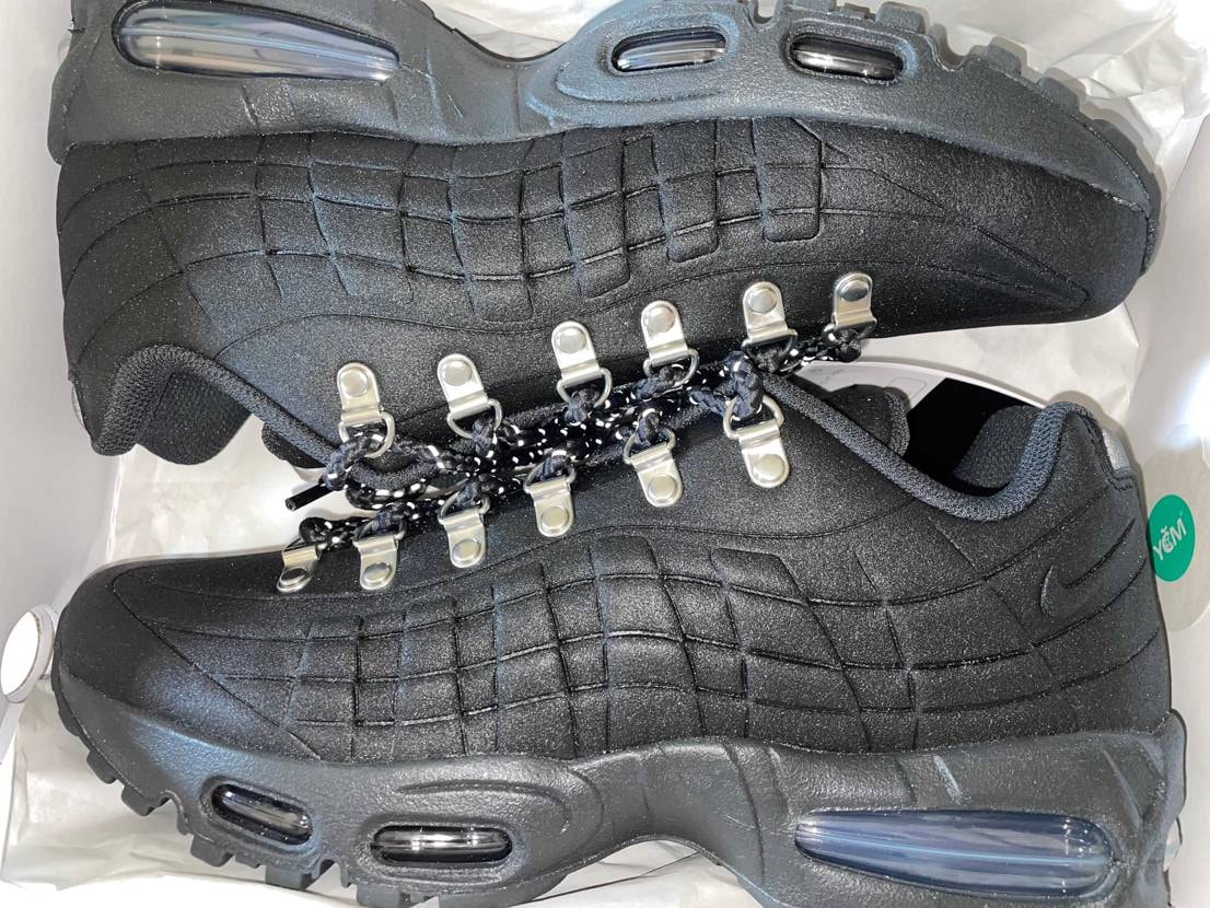 箱凹んでたりスニーカー少し白くなってる部分もあるけど大満足！