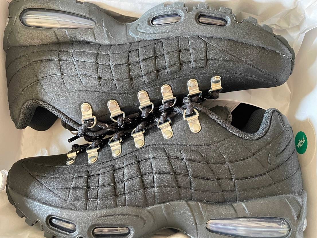 箱凹んでたりスニーカー少し白くなってる部分もあるけど大満足！