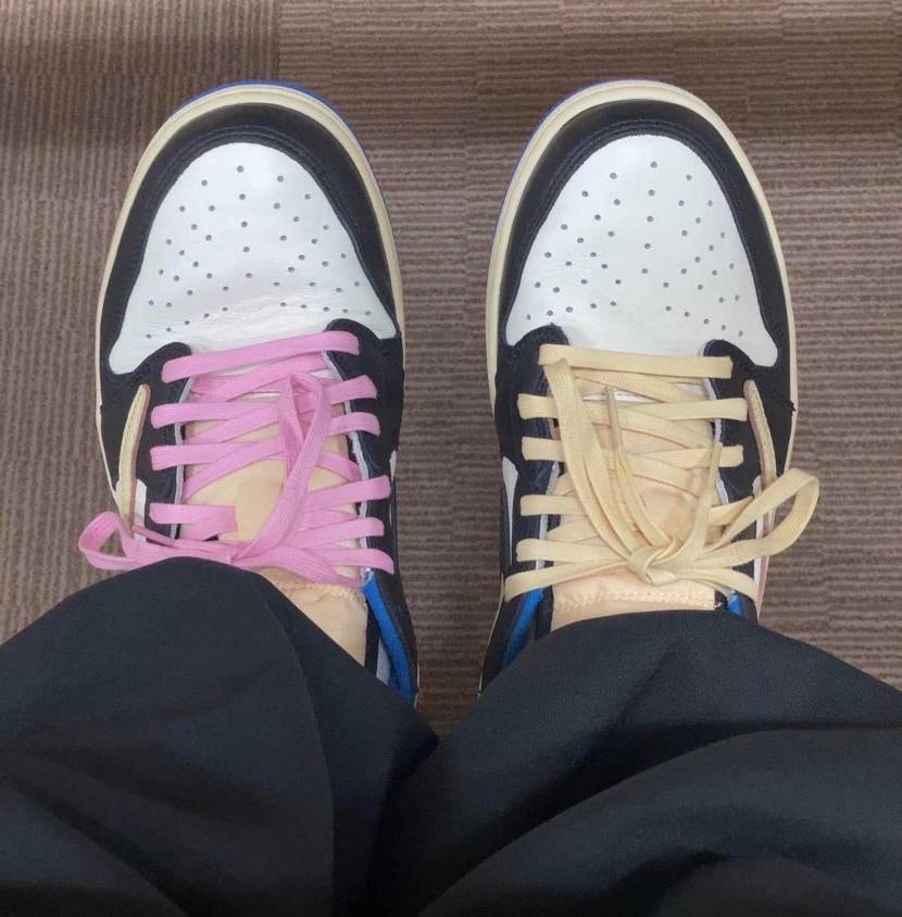 なんでこっちよりプレ値上がってるの？　配色的にコラボじゃなかったらアウトレット行